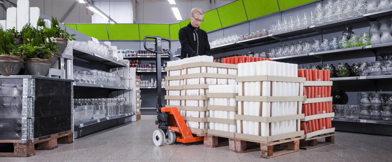 Χειροκίνητο παλετοφόρο Toyota BT Lifter σε κατάστημα