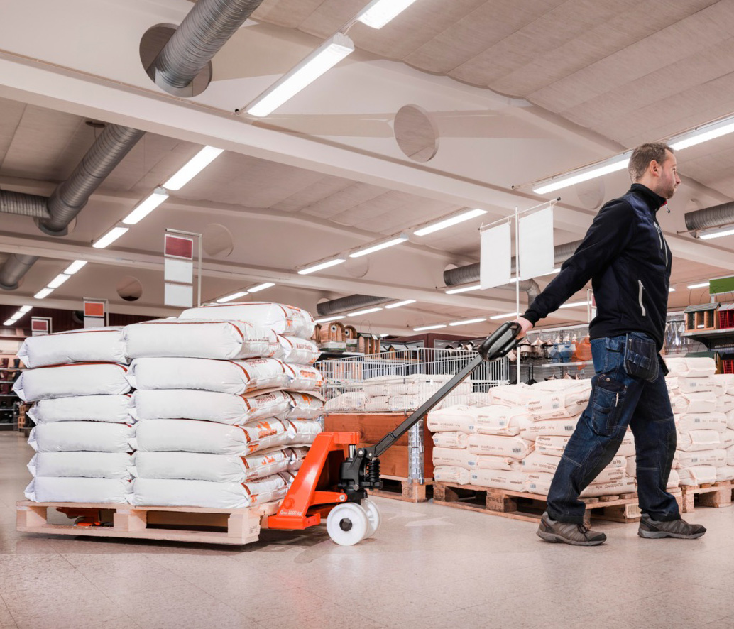 Χειροκίνητο παλετοφόρο Toyota σε κατάστημα