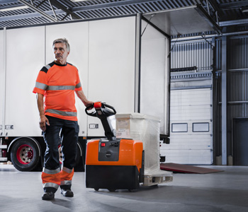 Παλετοφόρο πεζού χειριστή Toyota κατά την εκφόρτωση φορτηγού