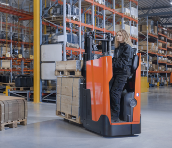 Παλετοφόρο στοίβαξης Toyota με θέση όρθιου χειριστή που μεταφέρει φορτίο